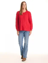 Buzo de tejido con textura de trenzas, color rojo, escote redondo y mangas largas.