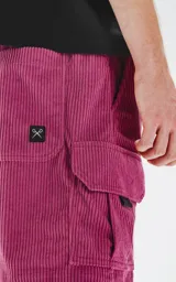 Bermuda cargo color borgoña de corderoy liviano, con bolsillos amplios con solapa, fuelle y detalles en cinta gross, elástico en la cintura y calce oversize.