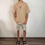 Camisa negra de muselina con manga corta y corte oversize.