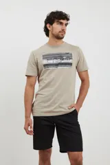 Bermuda negra de corte recto con bolsillos laterales y traseros.