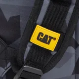 Mochila Caterpillar modelo Benson, color negro y gris, con estampado de camuflaje geométrico acolchado. Presenta un compartimento principal con bolsillo acolchado para laptop de 15.6", bolsillo frontal con organizador y bolsillos laterales de malla.