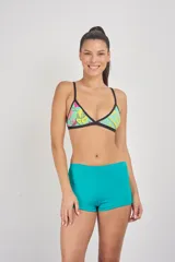 Short de tiro alto, totalmente forrado, con elástico en la cintura, color verde lima.