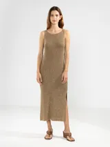 Vestido largo tejido en jersey con hilo lurex dorado, de corte recto, escote bote y aberturas laterales.