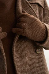 Saco marrón de lana con solapa, doble abotonadura, bolsillos, canesú y charreteras.