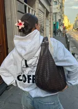 Pinza para el pelo color rosa con forma de flor.