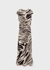 Vestido midi de viscosa con estampado de cebra en tonos beige y marrón. Tiene cuello redondo, manga corta, corte recto y cierre de botón en la parte posterior.