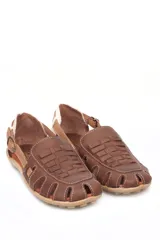 Sandalia marrón de cuero con diseño de tejido trenzado en la puntera y el empeine, cierre de hebilla lateral y pespuntes claros.