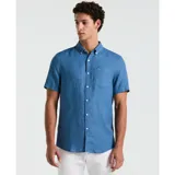 Camisa celeste de lino con manga corta, cuello abotonado y bolsillo en el pecho.