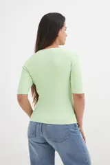 Sweater amarillo de tejido de punto acanalado, con cuello bote y mangas 3/4.