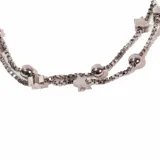 Pulsera plateada de doble cadena con esferas y estrellas.
