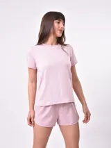 Remera blanca de mangas cortas y corte clásico.