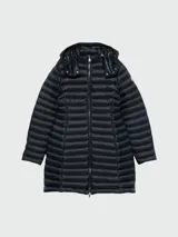 Plumífero largo con capucha Moncler modelo Igelong, color negro, con cierre frontal y diseño acolchado horizontal.