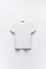 Camiseta blanca de cuello redondo y manga corta.