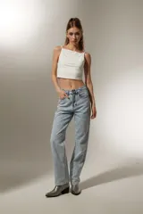 Pantalón de jean celeste con pequeños apliques brillantes.