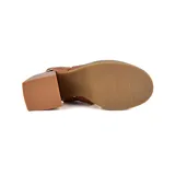 Sandalias de cuero color marrón con textura de piel de cocodrilo, taco ancho y plataforma.