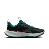 Zapatillas de trail running Nike Juniper Trail 2 negras con detalles en verde y borgoña.