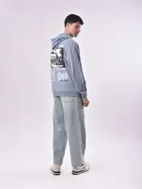 Canguro beige con capucha, bolsillo tipo canguro y puños y cintura acanalados. Estampado frontal con la frase "Lost Minds Waves California".