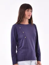 Remera manga larga color lila con cuello redondo y detalle de botones dorados en el hombro.