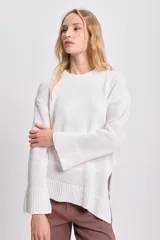 Sweater de punto color blanco, con cuello redondo y corte irregular.