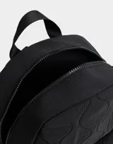 Mochila negra acolchada de tela deportiva con bolsillo frontal con cierre y tirador de goma, correas regulables, manija superior, cierre superior, bolsillos laterales y etiqueta de metal.