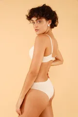 Soutien de microfibra color rosa pálido, sin aro y con breteles regulables.