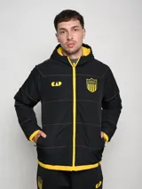 Campera de abrigo corta negra con capucha y costuras en contraste color amarillo. Estampado del escudo del Club Atlético Peñarol en el pecho y en la espalda.