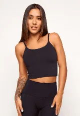 Top deportivo negro tipo musculosa con tirantes finos.