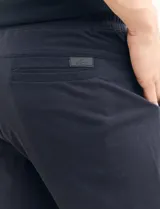 Bermuda de gabardina color gris oscuro, corte recto y largo a la rodilla.