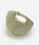 Gorra color verde oliva, estilo dad hat, confeccionada en sarga de algodón BCI, con visera curva y ajuste trasero con hebilla.