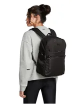 Mochila Under Armour Studio Campus color negro, con logo frontal y bolsillo externo con cierre.