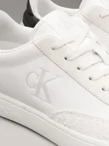 Zapatillas urbanas Calvin Klein Jeans de cuero blanco con puntera de gamuza y detalle de logo CK en el lateral.