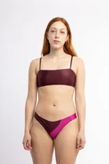 Top de bikini bordeaux con escote recto y tirantes finos.