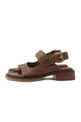 Sandalias negras con plataforma y dos tiras de pelo sintético.