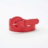 Cinturón rojo de cuero sintético con hebilla ancha circular.