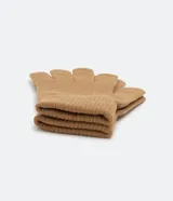 Par de guantes de punto color marrón claro con puños acanalados.