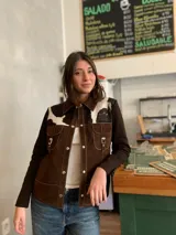 Campera marrón con mangas largas de punto y cuerpo de gamuza sintética con apliques de cuero vacuno con estampado animal.