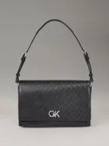 Cartera de hombro Calvin Klein color negro con monograma CK en toda la superficie y logo metálico plateado en el frente.