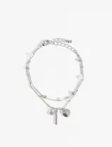 Pulsera de doble cadena con dijes y detalles en color plateado, diseño elegante y moderno.