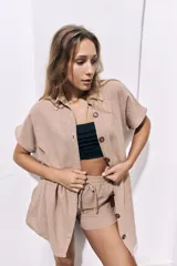 Camisola color beige de mangas cortas con botones.