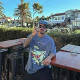 Camiseta oversize azul de alto gramaje (240 grs) con estampado serigráfico frontal bicolor en amarillo claro y bordó.