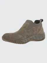 Zapato slip on marrón de gamuza con cuello de punto elástico y suela de goma.