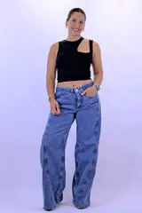 Pantalón de jean azul de corte ancho (baggy/wide leg) con costuras marcadas en el frente de las piernas, simulando un estilo cargo. Tiro medio/alto.