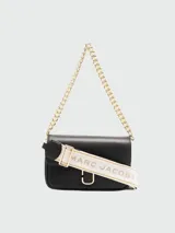 Bolso de hombro Marc Jacobs The J Marc, color negro, con correa ancha de tela con el logo de la marca en blanco y cadena dorada.