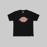 Remera negra de mangas cortas con logo de la marca Dickies estampado en el pecho.