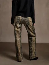Pantalón de jean con estampado de piel de serpiente en tonos beige y negro, corte recto.