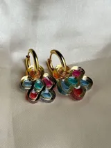 Par de aros colgantes con forma de flor, con pétalos de colores pastel y aro plateado.