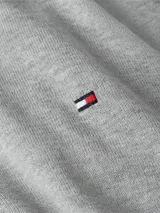 Sweater gris de Tommy Hilfiger, de tejido de punto, con cuello en V y logo bordado en el pecho.