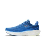 Championes de running New Balance Fresh Foam X More V4, color celeste con detalles en gris y blanco.