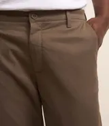 Pantalón de vestir color gris claro, de corte slim fit y largo cropped.