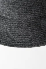 Gorro tipo bucket gris oscuro de tejido de punto acanalado.